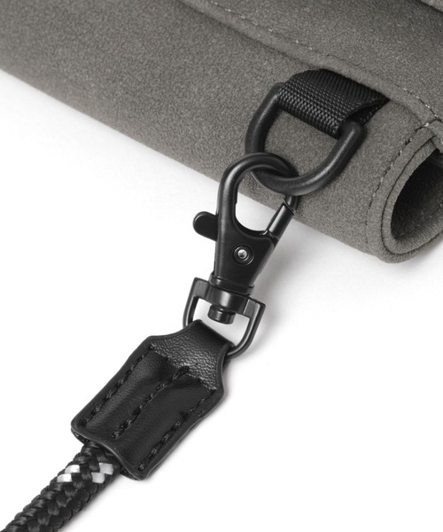 BAYFLOW(ベイフロー)の「フェイクスエードミニフラップバッグ(ショルダーバッグ・メンズ・チャコール/ベージュ・FREE)」の7枚目の写真