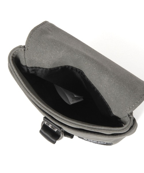 BAYFLOW(ベイフロー)の「フェイクスエードミニフラップバッグ(ショルダーバッグ・メンズ・チャコール/ベージュ・FREE)」の12枚目の写真