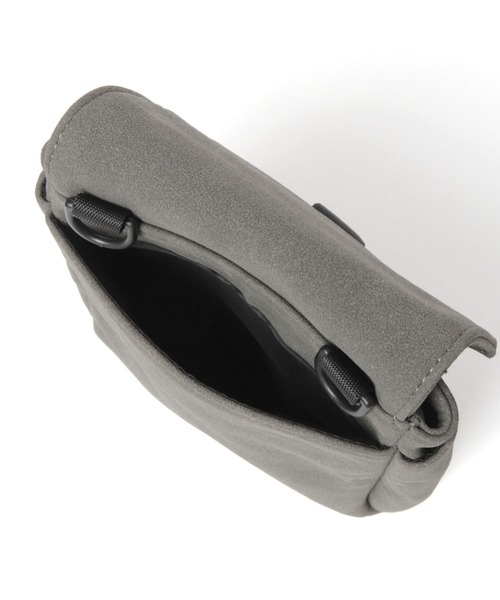 BAYFLOW(ベイフロー)の「フェイクスエードミニフラップバッグ(ショルダーバッグ・メンズ・チャコール/ベージュ・FREE)」の16枚目の写真