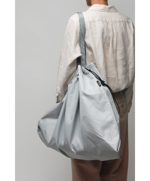 LOCALINA（ロカリナ）の「IMOCK Drawstring tote L（トートバッグ・メンズ・グレー・FREE）」の6枚目の写真