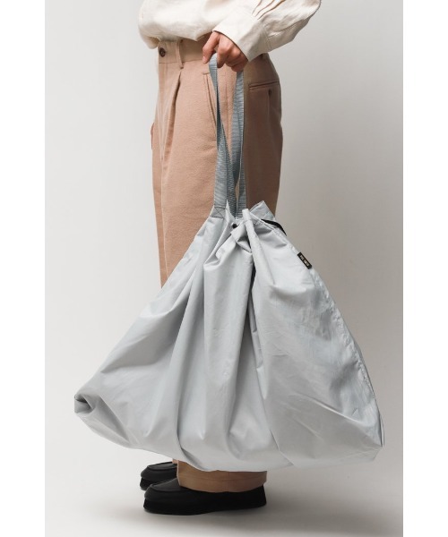 LOCALINA（ロカリナ）の「IMOCK Drawstring tote L（トートバッグ・メンズ・グレー・FREE）」の7枚目の写真