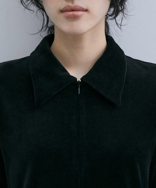 ADAM ET ROPE'(アダムエロペ)の「【ADAM ET ROPE'】フロントジップ ベロア BOTANICAL DYED DRESS(ワンピース・レディース・ブルー/ブラック/ブラウン・2/1)」の5枚目の写真