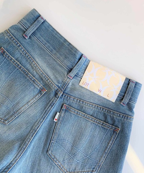 Q（キュー）の「Q Girl ワイドデニムブリーチ（デニムパンツ・レディース・ライトインディゴブルー・MEDIUM/SMALL/LARGE）」の11枚目の写真