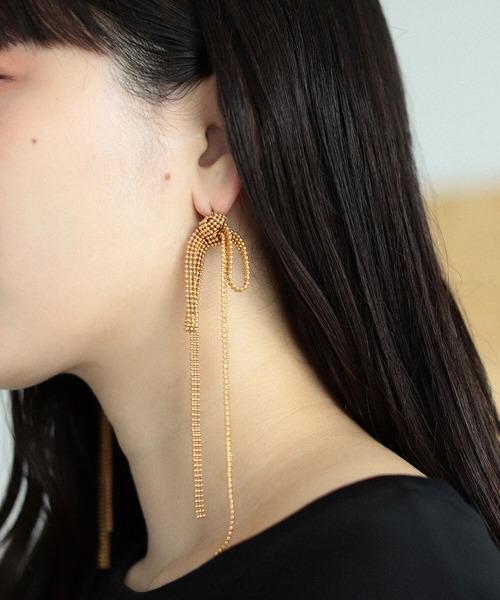 Ray BEAMS（レイビームス）の「RBS / ボールチェーン リボン ピアス（ピアス（両耳用）・レディース・ゴールド・ONE SIZE）」の2枚目の写真