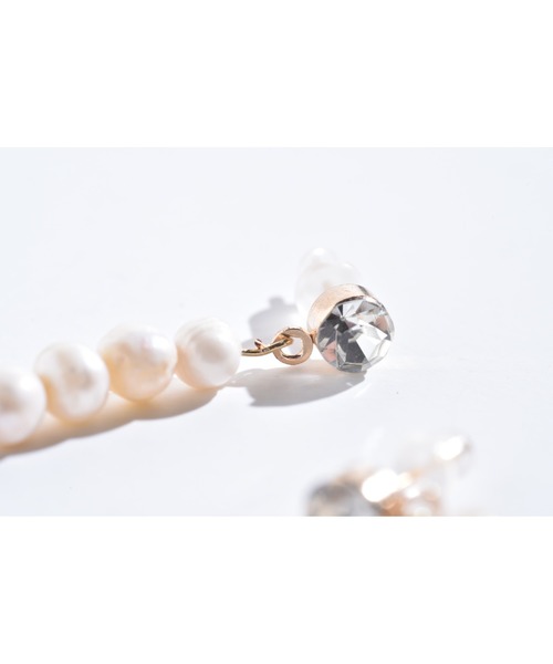 tone（トーン）の「【Astyle】ビジュー×淡水パールラインピアス(MA)（ピアス（両耳用）・レディース・ゴールド・FREE）」の2枚目の写真