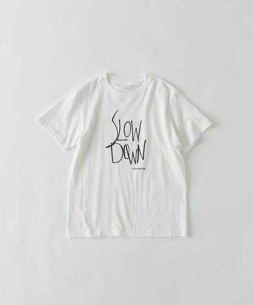 conges payes ADIEU TRISTESSE（コンジェ ペイエ アデュートリステス）の「SLOW DOWNプリントTシャツ（Tシャツ/カットソー・レディース・チャコール/ベージュ/ホワイト・FREE）」の2枚目の写真