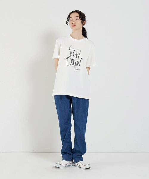 conges payes ADIEU TRISTESSE（コンジェ ペイエ アデュートリステス）の「SLOW DOWNプリントTシャツ（Tシャツ/カットソー・レディース・チャコール/ベージュ/ホワイト・FREE）」の4枚目の写真