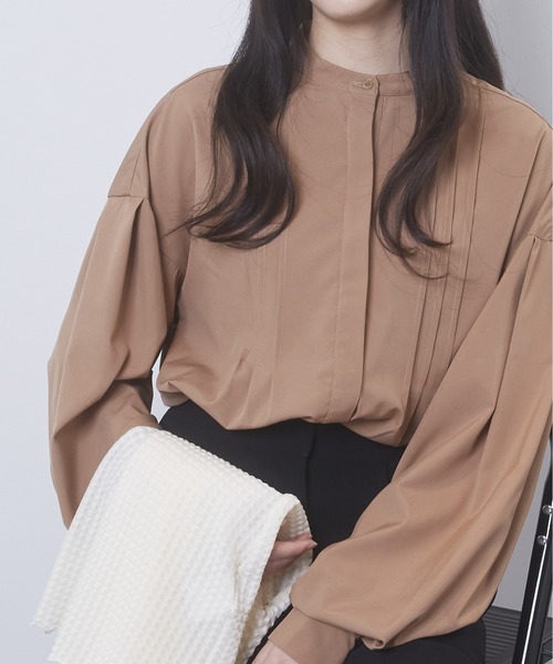 ECRIRE（エクリール）の「【yunコラボ】上品できれいめ。ピンタックブラウス（シャツ/ブラウス・レディース・ブラック/ベージュ/オフホワイト・M/L）」の3枚目の写真