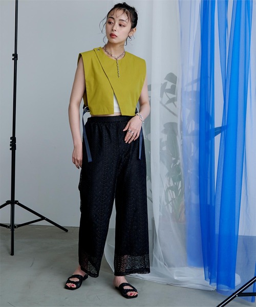 miette(ミエット)の「配色サイドベルトショートベスト(ベスト・レディース・イエロー系その他/ブラック/ベージュ・FREE)」の9枚目の写真