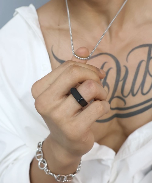 4INT.(フォイント)の「アロー シグネットリング / サージカルステンレス316L (金属アレルギー対応)(リング・メンズ・ブラック/シルバー・18号/16号)」の1枚目の写真