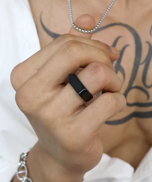 4INT.(フォイント)の「アロー シグネットリング / サージカルステンレス316L (金属アレルギー対応)(リング・メンズ・ブラック/シルバー・18号/16号)」の3枚目の写真