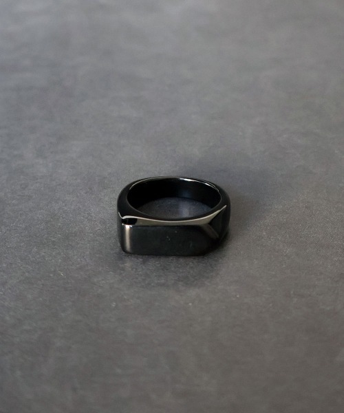 4INT.(フォイント)の「アロー シグネットリング / サージカルステンレス316L (金属アレルギー対応)(リング・メンズ・ブラック/シルバー・18号/16号)」の4枚目の写真