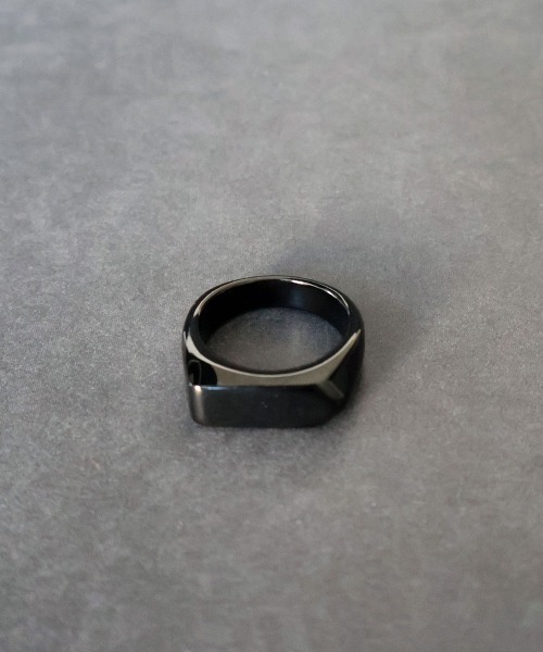 4INT.(フォイント)の「アロー シグネットリング / サージカルステンレス316L (金属アレルギー対応)(リング・メンズ・ブラック/シルバー・18号/16号)」の5枚目の写真