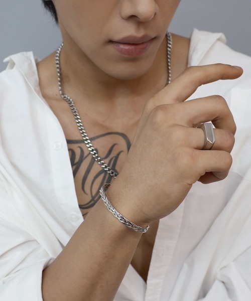 4INT.(フォイント)の「アロー シグネットリング / サージカルステンレス316L (金属アレルギー対応)(リング・メンズ・ブラック/シルバー・18号/16号)」の6枚目の写真