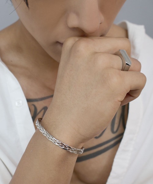 4INT.(フォイント)の「アロー シグネットリング / サージカルステンレス316L (金属アレルギー対応)(リング・メンズ・ブラック/シルバー・18号/16号)」の7枚目の写真