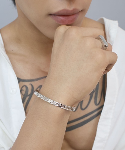 4INT.(フォイント)の「アロー シグネットリング / サージカルステンレス316L (金属アレルギー対応)(リング・メンズ・ブラック/シルバー・18号/16号)」の8枚目の写真