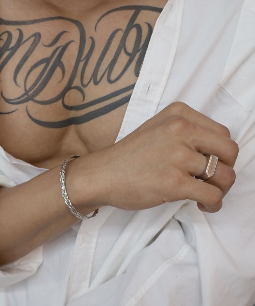 4INT.(フォイント)の「アロー シグネットリング / サージカルステンレス316L (金属アレルギー対応)(リング・メンズ・ブラック/シルバー・18号/16号)」の9枚目の写真