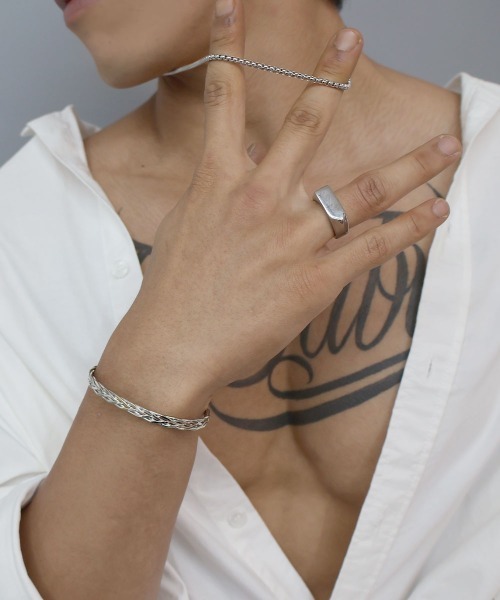 4INT.(フォイント)の「アロー シグネットリング / サージカルステンレス316L (金属アレルギー対応)(リング・メンズ・ブラック/シルバー・18号/16号)」の10枚目の写真