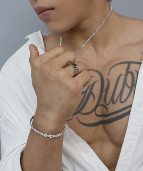 4INT.(フォイント)の「アロー シグネットリング / サージカルステンレス316L (金属アレルギー対応)(リング・メンズ・ブラック/シルバー・18号/16号)」の11枚目の写真