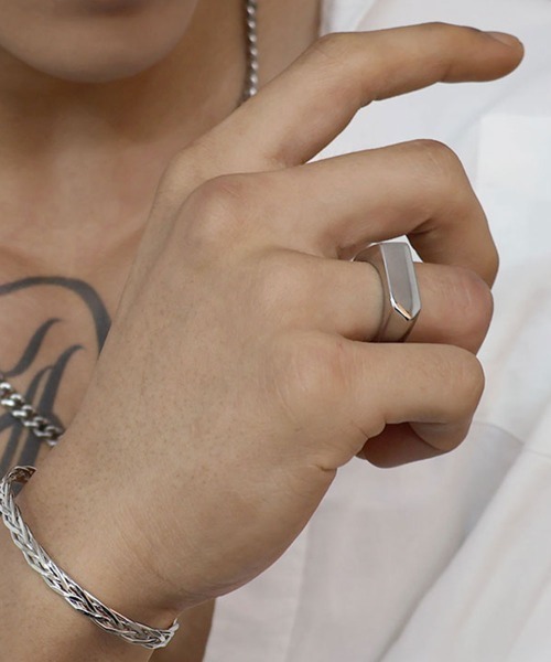 4INT.(フォイント)の「アロー シグネットリング / サージカルステンレス316L (金属アレルギー対応)(リング・メンズ・ブラック/シルバー・18号/16号)」の12枚目の写真