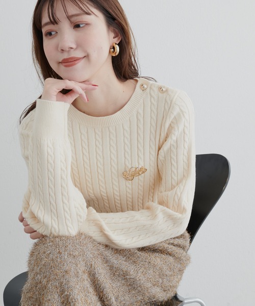 極美品✨グレースコンチネンタル ケーブルニット　ホワイト　パール付　36 セール】細ケーブル肩釦デザインニット（ニット/セーター）｜natural