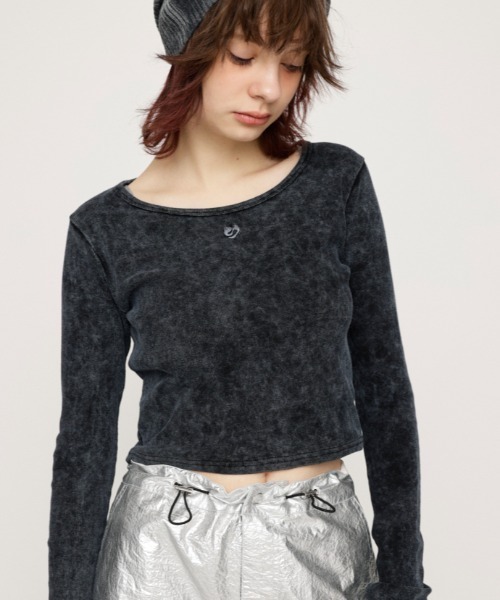 SLY(スライ)の「AGING LOGO RIB TOPS エージング ロゴ リブ トップス(Tシャツ/カットソー・レディース・カーキ/パープル/ライトブルー/ブラック・FREE)」の2枚目の写真