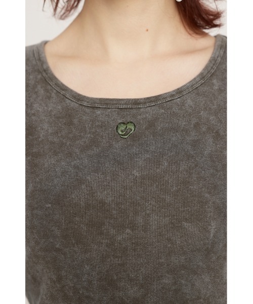 SLY(スライ)の「AGING LOGO RIB TOPS エージング ロゴ リブ トップス(Tシャツ/カットソー・レディース・カーキ/パープル/ライトブルー/ブラック・FREE)」の17枚目の写真