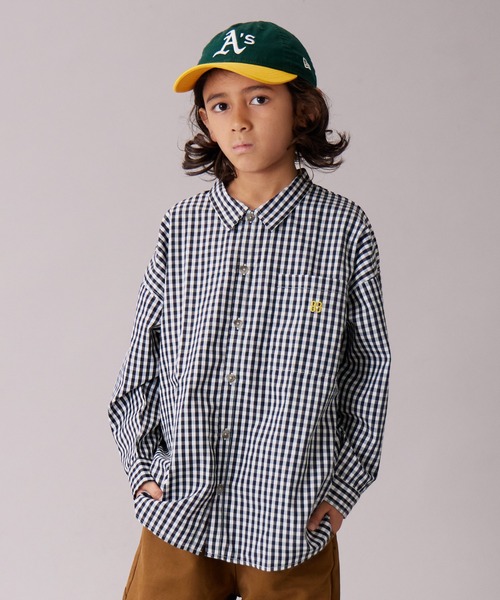 PAIRMANON STREET(ペアマノンストリート)の「【PAIRMANON STREET】アソート 長袖 布帛 ワンポイント 刺繍 シャツ(シャツ/ブラウス・キッズ・グリーン系その他/ブルー系その他/ベージュ系その他/ブラウン/イエロー系その他/ブルー/ブラック系その他/ブルー系その他3/ブラック系その他2/ライトベージュ・100/110/120/130/140/150/90/160)」の2枚目の写真