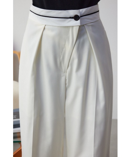 AZUL by moussy（アズールバイマウジー）の「オーバーラップトラウザーパンツ（その他パンツ・レディース・アイボリー/ブラック・SMALL/MEDIUM）」の9枚目の写真