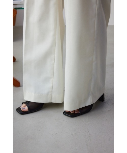 AZUL by moussy（アズールバイマウジー）の「オーバーラップトラウザーパンツ（その他パンツ・レディース・アイボリー/ブラック・SMALL/MEDIUM）」の12枚目の写真