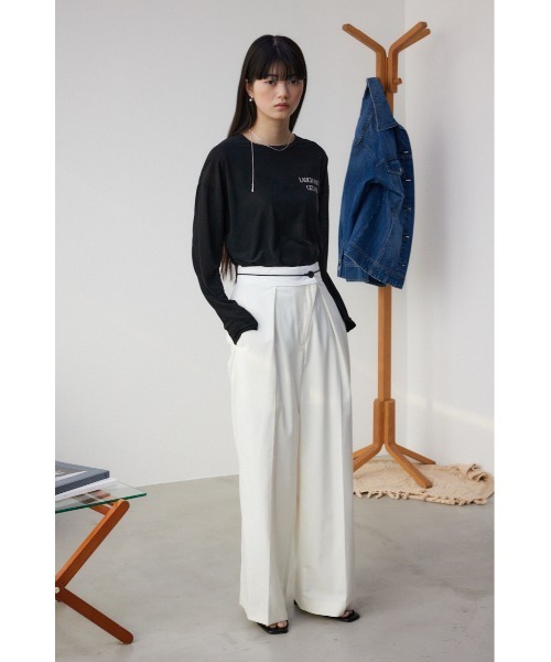 AZUL by moussy（アズールバイマウジー）の「オーバーラップトラウザーパンツ（その他パンツ・レディース・アイボリー/ブラック・SMALL/MEDIUM）」の4枚目の写真