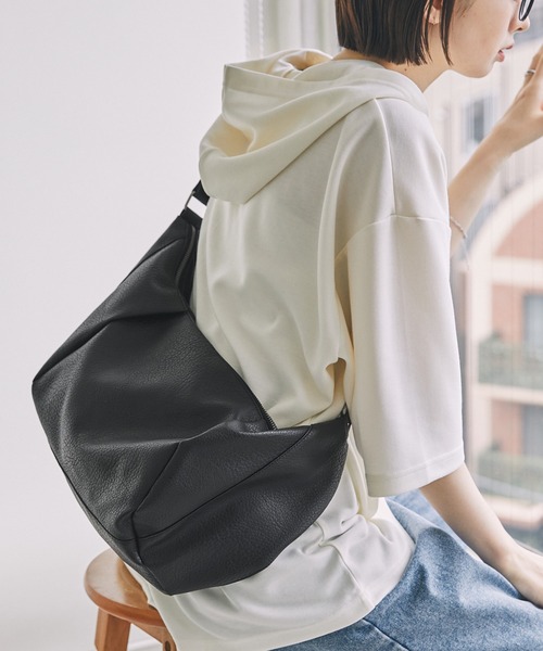 MONO-MART（モノマート）の「バナナラウンドショルダーバッグ（ショルダーバッグ・レディース・オフホワイト/ナチュラル/グレイッシュブルー/グレー/ブラック/オリーブ/アイボリー/チャコール/ブラック系・FREE）」の4枚目の写真