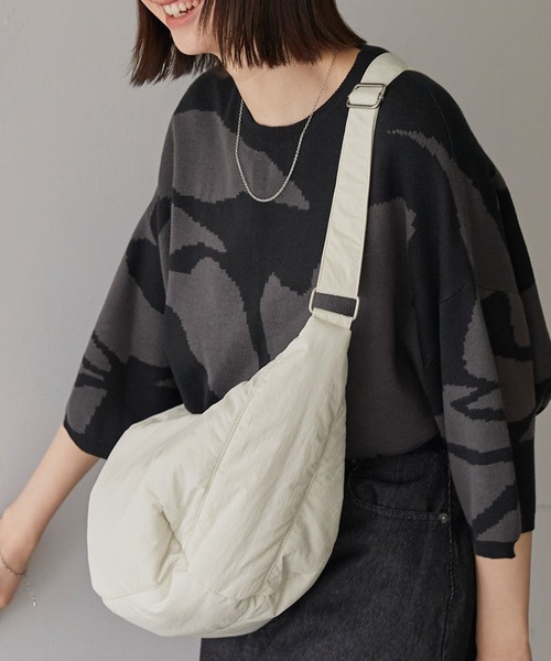 MONO-MART（モノマート）の「バナナラウンドショルダーバッグ（ショルダーバッグ・レディース・オフホワイト/ナチュラル/グレイッシュブルー/グレー/ブラック/オリーブ/アイボリー/チャコール/ブラック系・FREE）」の7枚目の写真