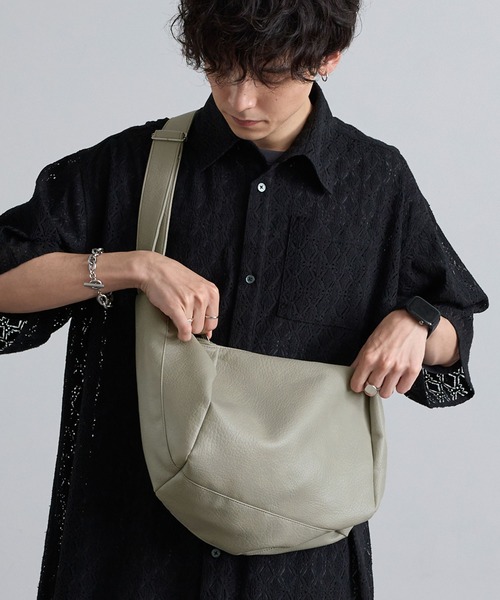 MONO-MART（モノマート）の「バナナラウンドショルダーバッグ（ショルダーバッグ・レディース・オフホワイト/ナチュラル/グレイッシュブルー/グレー/ブラック/オリーブ/アイボリー/チャコール/ブラック系・FREE）」の5枚目の写真