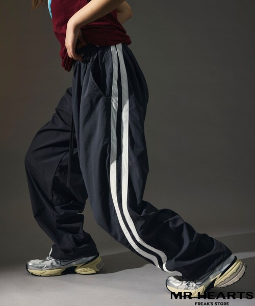 FREAK'S STORE(フリークスストア)の「限定展開 MR HEARTS/ミスターハーツ WIDE SILHOUETTE SIDE LINE NYLON CURVED PANTS(その他パンツ・メンズ・ネイビー/ブラック/チャコールグレー・SMALL/MEDIUM/LARGE)」の2枚目の写真