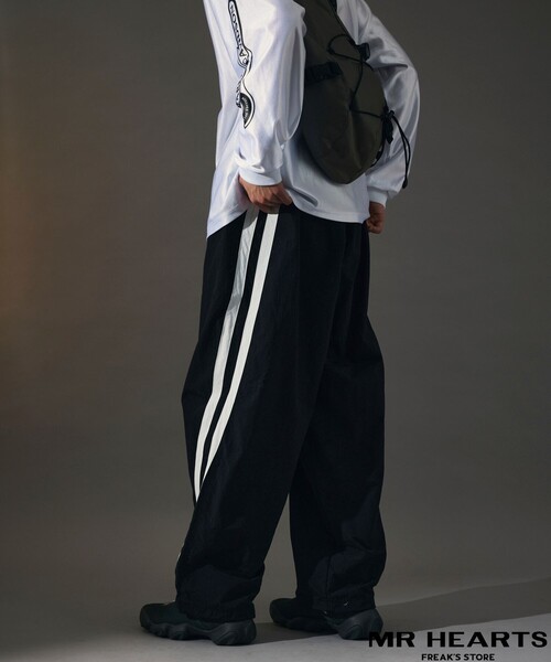 FREAK'S STORE(フリークスストア)の「限定展開 MR HEARTS/ミスターハーツ WIDE SILHOUETTE SIDE LINE NYLON CURVED PANTS(その他パンツ・メンズ・ネイビー/ブラック/チャコールグレー・SMALL/MEDIUM/LARGE)」の20枚目の写真