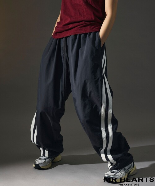 FREAK'S STORE(フリークスストア)の「限定展開 MR HEARTS/ミスターハーツ WIDE SILHOUETTE SIDE LINE NYLON CURVED PANTS(その他パンツ・メンズ・ネイビー/ブラック/チャコールグレー・SMALL/MEDIUM/LARGE)」の7枚目の写真