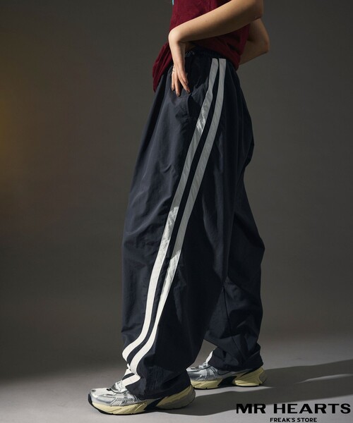 FREAK'S STORE(フリークスストア)の「限定展開 MR HEARTS/ミスターハーツ WIDE SILHOUETTE SIDE LINE NYLON CURVED PANTS(その他パンツ・メンズ・ネイビー/ブラック/チャコールグレー・SMALL/MEDIUM/LARGE)」の9枚目の写真