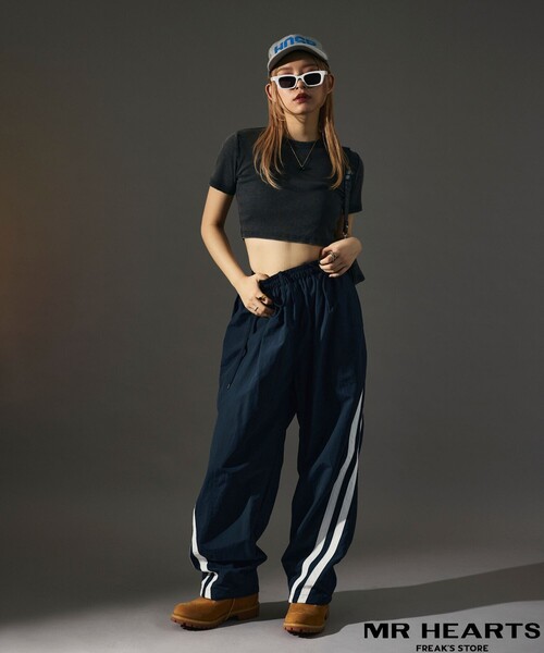 FREAK'S STORE(フリークスストア)の「限定展開 MR HEARTS/ミスターハーツ WIDE SILHOUETTE SIDE LINE NYLON CURVED PANTS(その他パンツ・メンズ・ネイビー/ブラック/チャコールグレー・SMALL/MEDIUM/LARGE)」の10枚目の写真