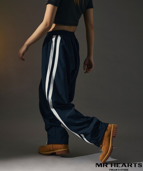 FREAK'S STORE(フリークスストア)の「限定展開 MR HEARTS/ミスターハーツ WIDE SILHOUETTE SIDE LINE NYLON CURVED PANTS(その他パンツ・メンズ・ネイビー/ブラック/チャコールグレー・SMALL/MEDIUM/LARGE)」の13枚目の写真