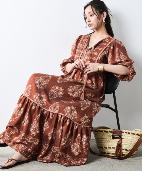 CHIC STYLE（シックスタイル）の「エスニックパネルプリントマキシワンピース ＜大きいサイズ有＞シックスタイル（ワンピース・レディース・ホワイト系/ブラック系/ネイビー系/ブルー系/ターコイズブルー系/グリーン系その他/ブラック系その他/ブラウン系その他・L/M/5L/4L/3L/LL）」の5枚目の写真