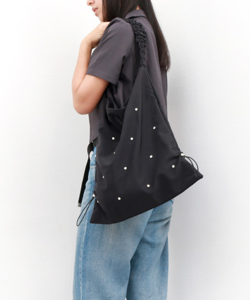 cache cache(カシュ カシュ)の「カシュカシュ cachecache / ビジュー付きワンハンドルトート(トートバッグ・レディース・ブラック/ベージュ系その他/グレー・FREE)」の2枚目の写真