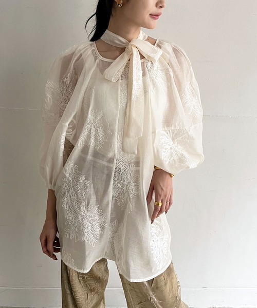 Jewelobe（ジュエローブ）の「ボリュームスリーブ刺繍シアーチュニック（シャツ/ブラウス・レディース・アイボリー/ブラック・FREE）」の5枚目の写真