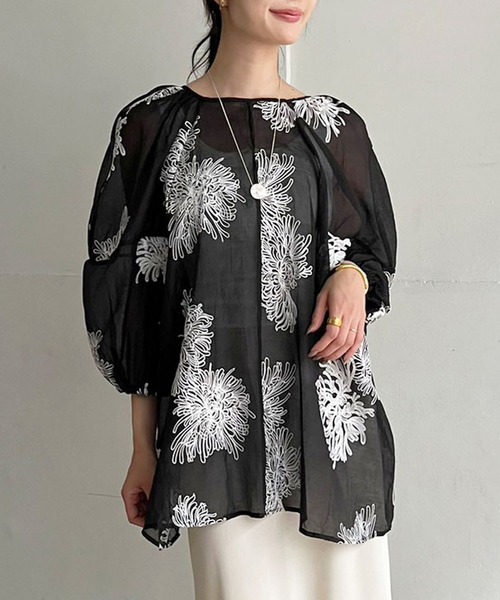 Jewelobe（ジュエローブ）の「ボリュームスリーブ刺繍シアーチュニック（シャツ/ブラウス・レディース・アイボリー/ブラック・FREE）」の10枚目の写真