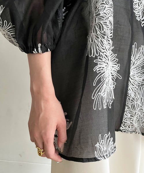 Jewelobe（ジュエローブ）の「ボリュームスリーブ刺繍シアーチュニック（シャツ/ブラウス・レディース・アイボリー/ブラック・FREE）」の13枚目の写真