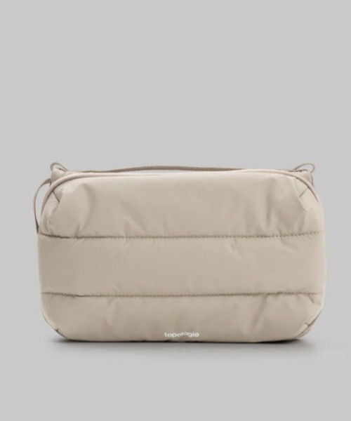 Topologie（トポロジー）の「Topologie/トポロジー   Bottle Sacoche Large Puffer ボトルサコッシュ【バッグ単体】（ショルダーバッグ・メンズ・ブラック/ベージュ・F）」の2枚目の写真