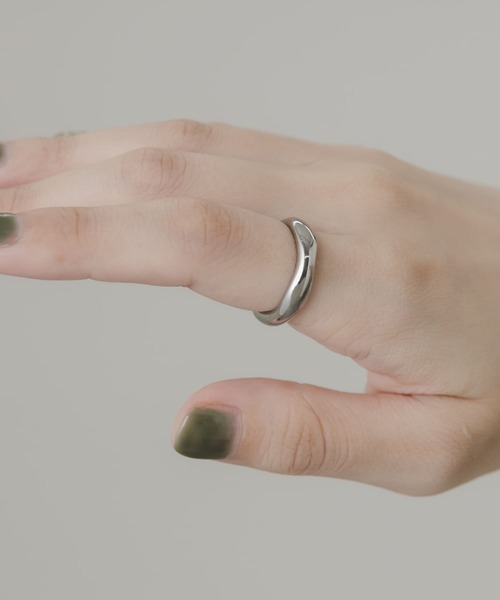 SMELLY(スメリー)の「ステンレスニュアンスシンプルリング(リング・レディース・シルバー・11)」の2枚目の写真