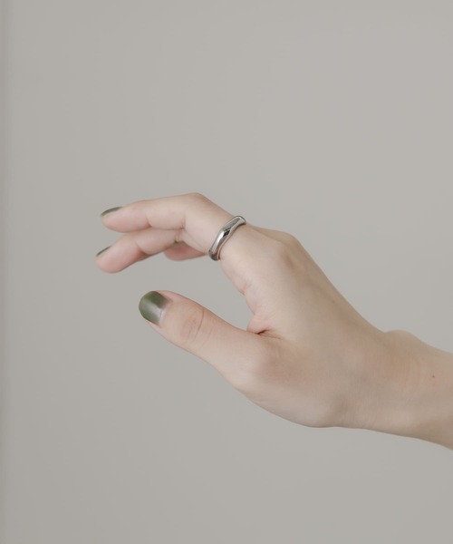 SMELLY(スメリー)の「ステンレスニュアンスシンプルリング(リング・レディース・シルバー・11)」の3枚目の写真