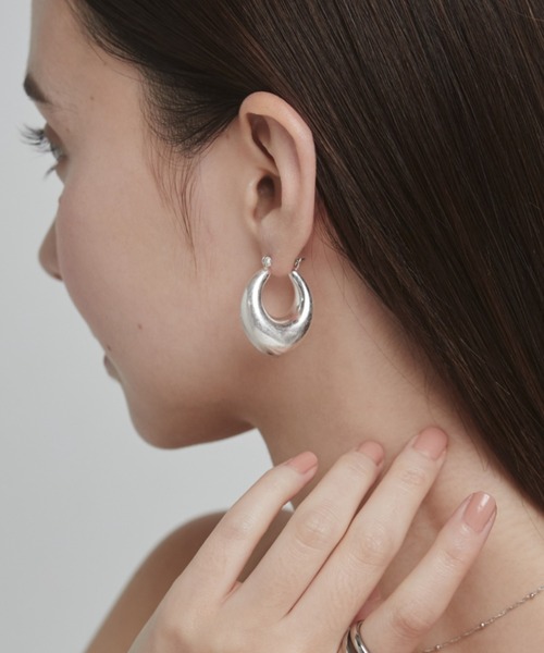 ciite'(シーテ)の「マットドロップフープピアス (両耳用)(ピアス(両耳用)・レディース・ゴールド/シルバー・FREE)」の2枚目の写真