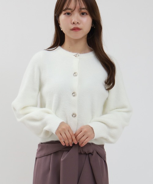 ASTORIA ODIER(アストリアオディール)の「ラメフェザーパールリング釦カーディガン(カーディガン/ボレロ・レディース・ホワイト/チャコールグレー/アイボリー/グレイッシュベージュ・MEDIUM)」の2枚目の写真